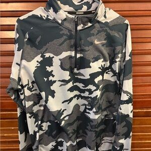 Like new Women’s Nike Camo Quarter-Zip Pullover XL